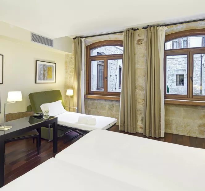 Sercotel Puerta De La Catedral-Classic Triple Twin Room