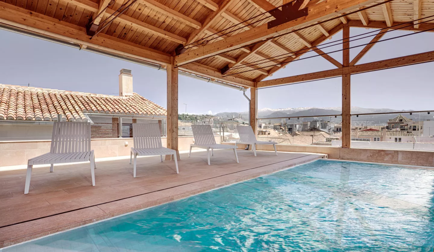 Piscina Sercotel Granada Suites