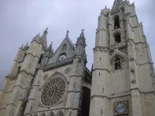 León León