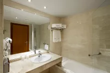 Sercotel Cornellá Barcelona baño