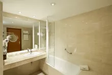 Sercotel Cornellá Barcelona baño