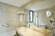 Sercotel Cornellá Barcelona baño