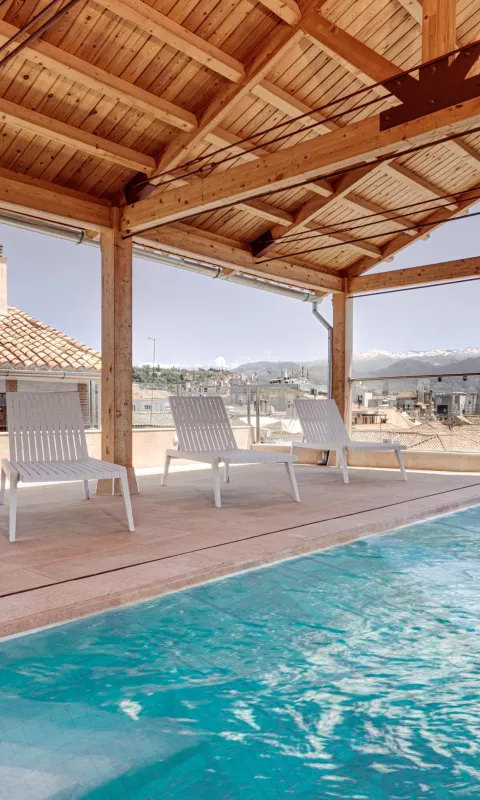 Piscina Granada Suites